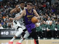 包含转会期NBA季后赛焦点战，洛杉矶湖人门线救险，引发热议，球队文化再被提及的词条-爱游戏体育官网